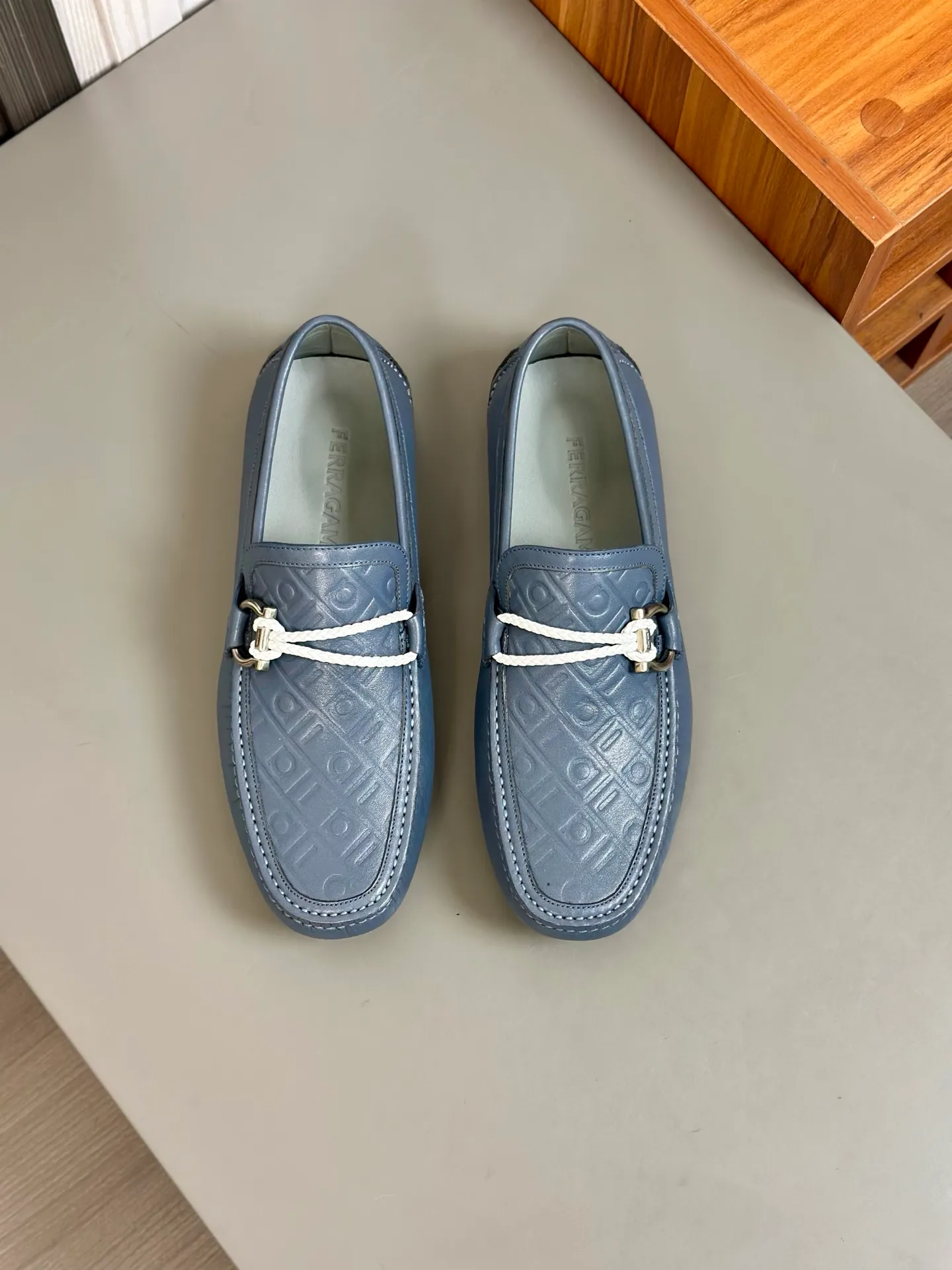 Batch 840, original order quality, new counter model, Ferragamo handmade men's driving shoes, bean shoes, slip-on shoes, lazy shoes, exquisite hand-stitching, workmanship details comparable to counters, original rubber outsole, imported cowhide from Italy, pressed water corrugated water-dyed cowhide lining, 39-44 large quantities in stock (38, 45 custom-made, non-refundable)